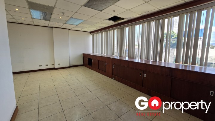 Alquiler de Oficina - Oficentro La Sabana 215m2